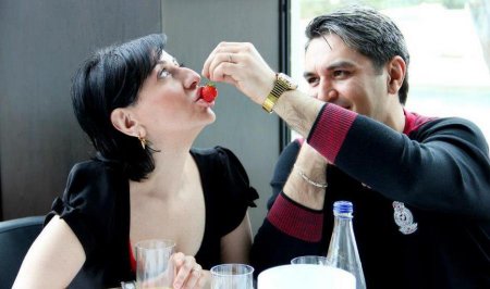 ƏRƏ GEDƏN MÜĞƏNNİ ÜZƏ ÇIXDI ƏRƏ GEDƏN MÜĞƏNNİ ÜZƏ ÇIXDI