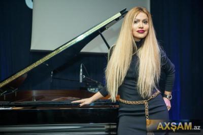 RƏQSANƏ RUSİYADA AT OYNADIR