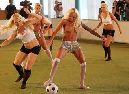 LÜT QIZLAR FUTBOL OYNADI - FOTOLAR