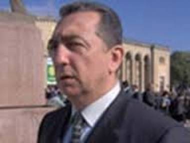 NİZAMİ İSGƏNDƏROV BAŞÇI İLƏ DİL TAPIB?