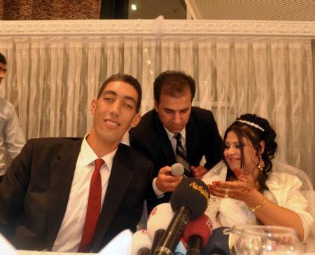 DÜNYANIN ƏN UZUN ADAMI TÜRKİYƏDƏ EVLƏNDİ