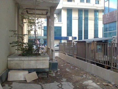 ŞƏHƏR MƏRKƏZİNDƏ YÜZLƏRLƏ SAKİN BLOKADADA QALIB ŞƏHƏR MƏRKƏZİNDƏ YÜZLƏRLƏ SAKİN BLOKADADA QALIB
