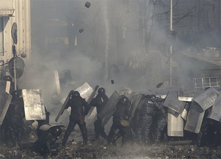 “Berkut” xüsusi təyinatlı polis dəstəsi yenidən В«MaydanВ»a hücuma keçib “Berkut” xüsusi təyinatlı polis dəstəsi yenidən В«MaydanВ»a hücuma keçib
