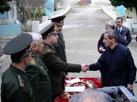 Sürpriz mahiyyətli əfv fərmanı verilə bilər - Hakimiyyət içində bu qərarın ertələnməsinə çalışanlar var Sürpriz mahiyyətli əfv fərmanı verilə bilər - Hakimiyyət içində bu qərarın ertələnməsinə çalışanlar var