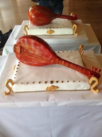 Aşıq Samirəyə saz tortu hədiyyə etdilər Aşıq Samirəyə saz tortu hədiyyə etdilər