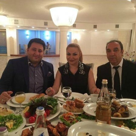 Azərbaycanlı müğənni özünə toy çaldırdı Azərbaycanlı müğənni özünə toy çaldırdı
