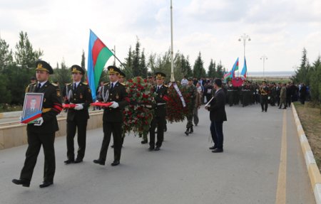 Atası olqarxlardan fərqli olaraq ona şəhidliyi miras qoydu.... – Amma bu gün ən zəngin olanı da o oldu... Atası olqarxlardan fərqli olaraq ona şəhidliyi miras qoydu.... – Amma bu gün ən zəngin olanı da o oldu...