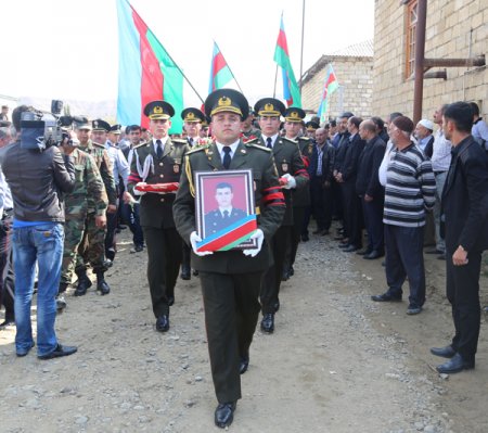 Atası olqarxlardan fərqli olaraq ona şəhidliyi miras qoydu.... – Amma bu gün ən zəngin olanı da o oldu... Atası olqarxlardan fərqli olaraq ona şəhidliyi miras qoydu.... – Amma bu gün ən zəngin olanı da o oldu...