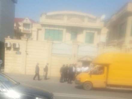 “Hafka”nın villasının önünü polislər kəsdirib durub