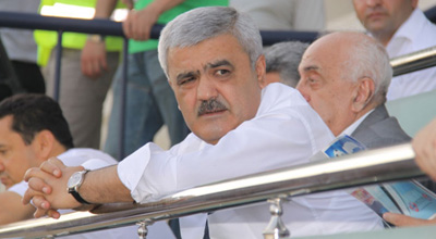 Rövnəq Abdullayev çətin seçim qarşısında qalıb Rövnəq Abdullayev çətin seçim qarşısında qalıb