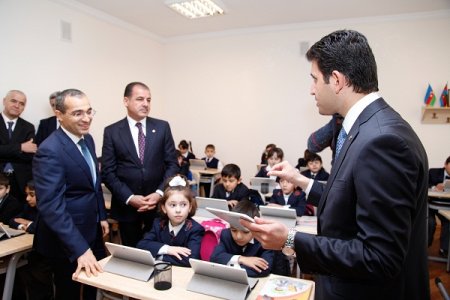 Mikayıl Cabbarov Elmar Vəliyevi yenə bilməsi üçün bütün mümkün addımlara əl atır Mikayıl Cabbarov Elmar Vəliyevi yenə bilməsi üçün bütün mümkün addımlara əl atır