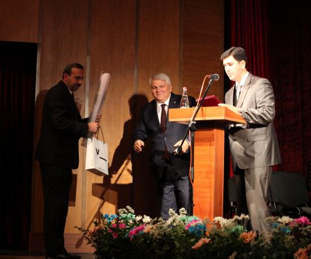 Şəkinin icra başçısı yarım milyon manatlıq yeyintini ört-basdır edə bilmir Şəkinin icra başçısı yarım milyon manatlıq yeyintini ört-basdır edə bilmir