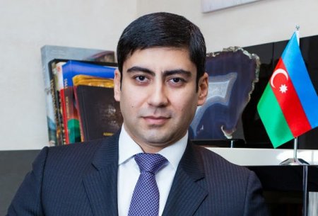 Rövnəq Abdullayev sirli qohumunun buraxdığı çirkli ləpirləri təmizlətdirir Rövnəq Abdullayev sirli qohumunun buraxdığı çirkli ləpirləri təmizlətdirir