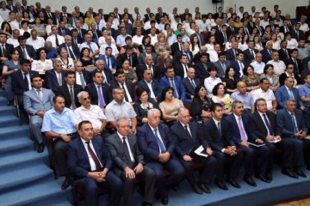GDU-nun rektoru YAP-ın tədbirində yatdı GDU-nun rektoru YAP-ın tədbirində yatdı