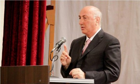 Zakir Fərəcov iclasda yatan məmuru da unutmadı...