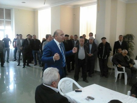 Ağazadənin qərargahı qaynayır, Əlizadədə adam yox Ağazadənin qərargahı qaynayır, Əlizadədə adam yox