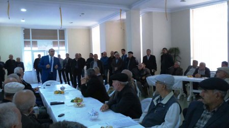 Ağazadənin qərargahı qaynayır, Əlizadədə adam yox Ağazadənin qərargahı qaynayır, Əlizadədə adam yox