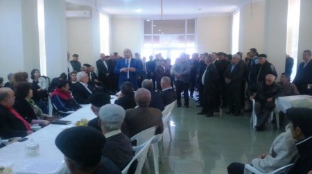 Ağazadənin qərargahı qaynayır, Əlizadədə adam yox Ağazadənin qərargahı qaynayır, Əlizadədə adam yox