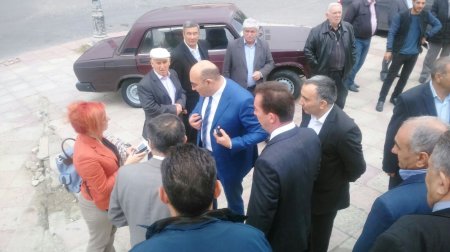 Ağazadənin qərargahı qaynayır, Əlizadədə adam yox Ağazadənin qərargahı qaynayır, Əlizadədə adam yox