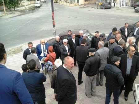 Ağazadənin qərargahı qaynayır, Əlizadədə adam yox Ağazadənin qərargahı qaynayır, Əlizadədə adam yox