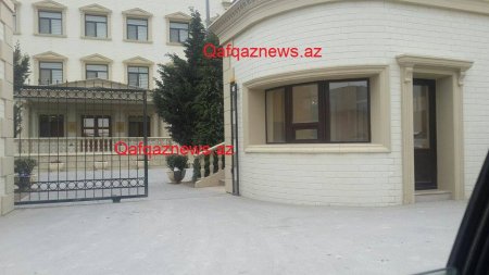 Adi orta məktəb direktorudur, amma... Adi orta məktəb direktorudur, amma...
