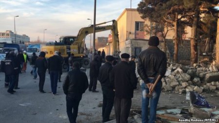 "Azəryolservis" qaçqınların üzərinə buldozerlərini yolladı... "Azəryolservis" qaçqınların üzərinə buldozerlərini yolladı...