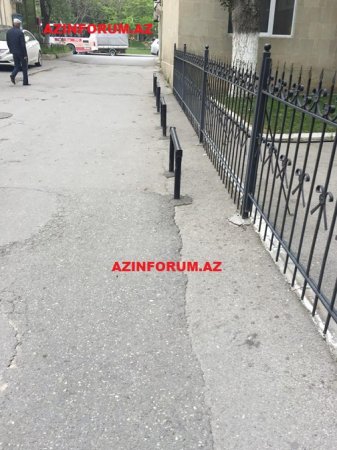 20 saylı poliklinika sakinlərin yolunu "özəlləşdirib"... 20 saylı poliklinika sakinlərin yolunu "özəlləşdirib"...
