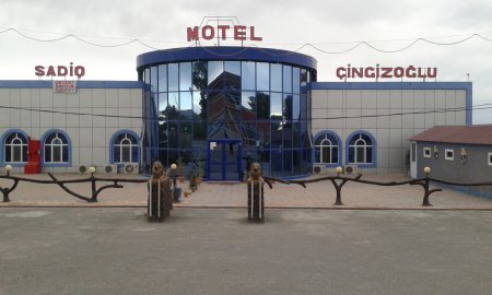 Göyçayda sahibkarın dizini necə yerə qoyurlar... Göyçayda sahibkarın dizini necə yerə qoyurlar...