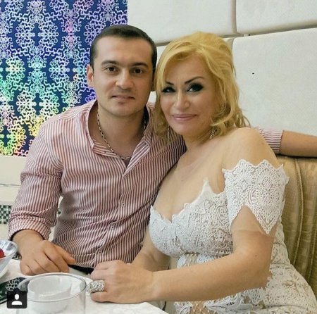 Tanınmış ifaçı oğlunun toyunda sinəsini nümayiş etdirdi Tanınmış ifaçı oğlunun toyunda sinəsini nümayiş etdirdi