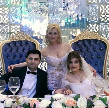 Tanınmış ifaçı oğlunun toyunda sinəsini nümayiş etdirdi Tanınmış ifaçı oğlunun toyunda sinəsini nümayiş etdirdi