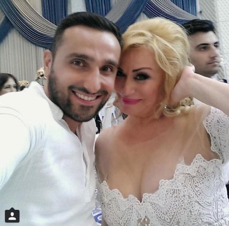 Tanınmış ifaçı oğlunun toyunda sinəsini nümayiş etdirdi Tanınmış ifaçı oğlunun toyunda sinəsini nümayiş etdirdi