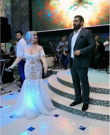 Tanınmış ifaçı oğlunun toyunda sinəsini nümayiş etdirdi Tanınmış ifaçı oğlunun toyunda sinəsini nümayiş etdirdi