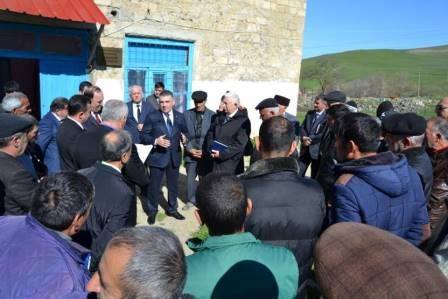 Asif Hüseynovun fotolarından boylanan nimdaş Siyəzən Asif Hüseynovun fotolarından boylanan nimdaş Siyəzən
