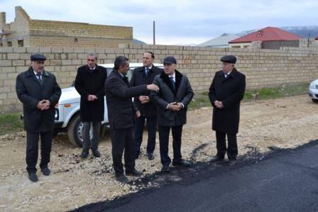 Asif Hüseynovun fotolarından boylanan nimdaş Siyəzən Asif Hüseynovun fotolarından boylanan nimdaş Siyəzən