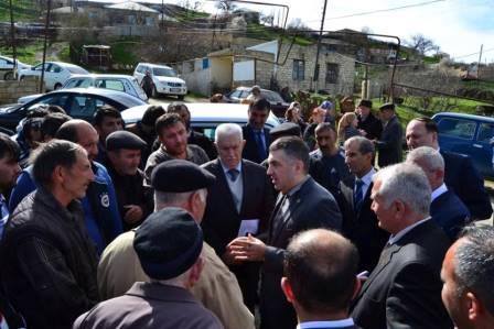 Asif Hüseynovun fotolarından boylanan nimdaş Siyəzən Asif Hüseynovun fotolarından boylanan nimdaş Siyəzən