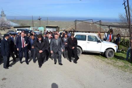 Asif Hüseynovun fotolarından boylanan nimdaş Siyəzən Asif Hüseynovun fotolarından boylanan nimdaş Siyəzən