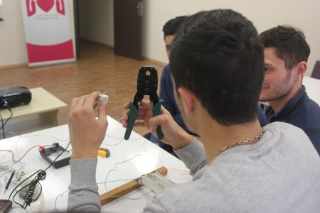 “Nar”-ın dəstəyi ilə ünsiyyət məhdudiyyətli şəxslər üçün rabitə cihazları təmiri üzrə təlim kursları start götürdü “Nar”-ın dəstəyi ilə ünsiyyət məhdudiyyətli şəxslər üçün rabitə cihazları təmiri üzrə təlim kursları start götürdü
