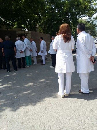 Respublika Klinik Xəstəxanasında həkimlərdən pul yığılır Respublika Klinik Xəstəxanasında həkimlərdən pul yığılır