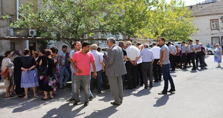 Qanunsuz qərara getməzdən 1 həftə imza atıbmış... Qanunsuz qərara getməzdən 1 həftə imza atıbmış...
