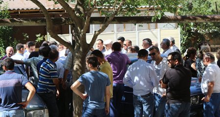 Qanunsuz qərara getməzdən 1 həftə imza atıbmış... Qanunsuz qərara getməzdən 1 həftə imza atıbmış...