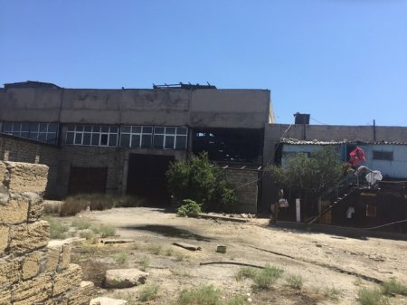 Məcburi köçkünlər Tuk zavodunun sexlərində kanalizasiya suyunun içində yaşayırlar Məcburi köçkünlər Tuk zavodunun sexlərində kanalizasiya suyunun içində yaşayırlar