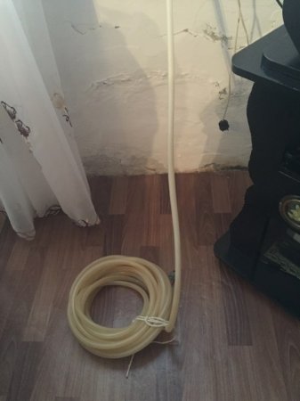Məcburi köçkünlər Tuk zavodunun sexlərində kanalizasiya suyunun içində yaşayırlar Məcburi köçkünlər Tuk zavodunun sexlərində kanalizasiya suyunun içində yaşayırlar