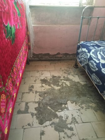Məcburi köçkünlər Tuk zavodunun sexlərində kanalizasiya suyunun içində yaşayırlar Məcburi köçkünlər Tuk zavodunun sexlərində kanalizasiya suyunun içində yaşayırlar