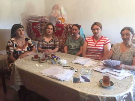 Məcburi köçkünlər Tuk zavodunun sexlərində kanalizasiya suyunun içində yaşayırlar Məcburi köçkünlər Tuk zavodunun sexlərində kanalizasiya suyunun içində yaşayırlar