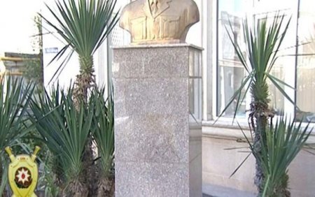 6 aydır ki, oğurlanmış barelyefi bərpa edən yoxdur 6 aydır ki, oğurlanmış barelyefi bərpa edən yoxdur