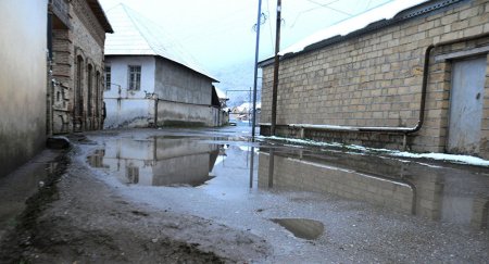 Oğuzda şəhid adını daşıyan küçədə biabırçı mənzərə... Oğuzda şəhid adını daşıyan küçədə biabırçı mənzərə...