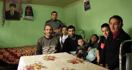 Şəhid oğlunun cəsədinə həsrət qalan ana indi də ev həsrəti çəkir Şəhid oğlunun cəsədinə həsrət qalan ana indi də ev həsrəti çəkir