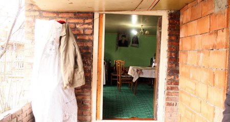 Şəhid oğlunun cəsədinə həsrət qalan ana indi də ev həsrəti çəkir Şəhid oğlunun cəsədinə həsrət qalan ana indi də ev həsrəti çəkir