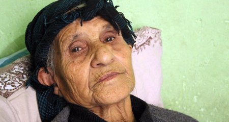 Şəhid oğlunun cəsədinə həsrət qalan ana indi də ev həsrəti çəkir Şəhid oğlunun cəsədinə həsrət qalan ana indi də ev həsrəti çəkir
