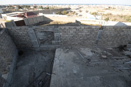 Şeyxin qudası vətəndaşın 3 mərtəbəli evini dağıdıb Şeyxin qudası vətəndaşın 3 mərtəbəli evini dağıdıb